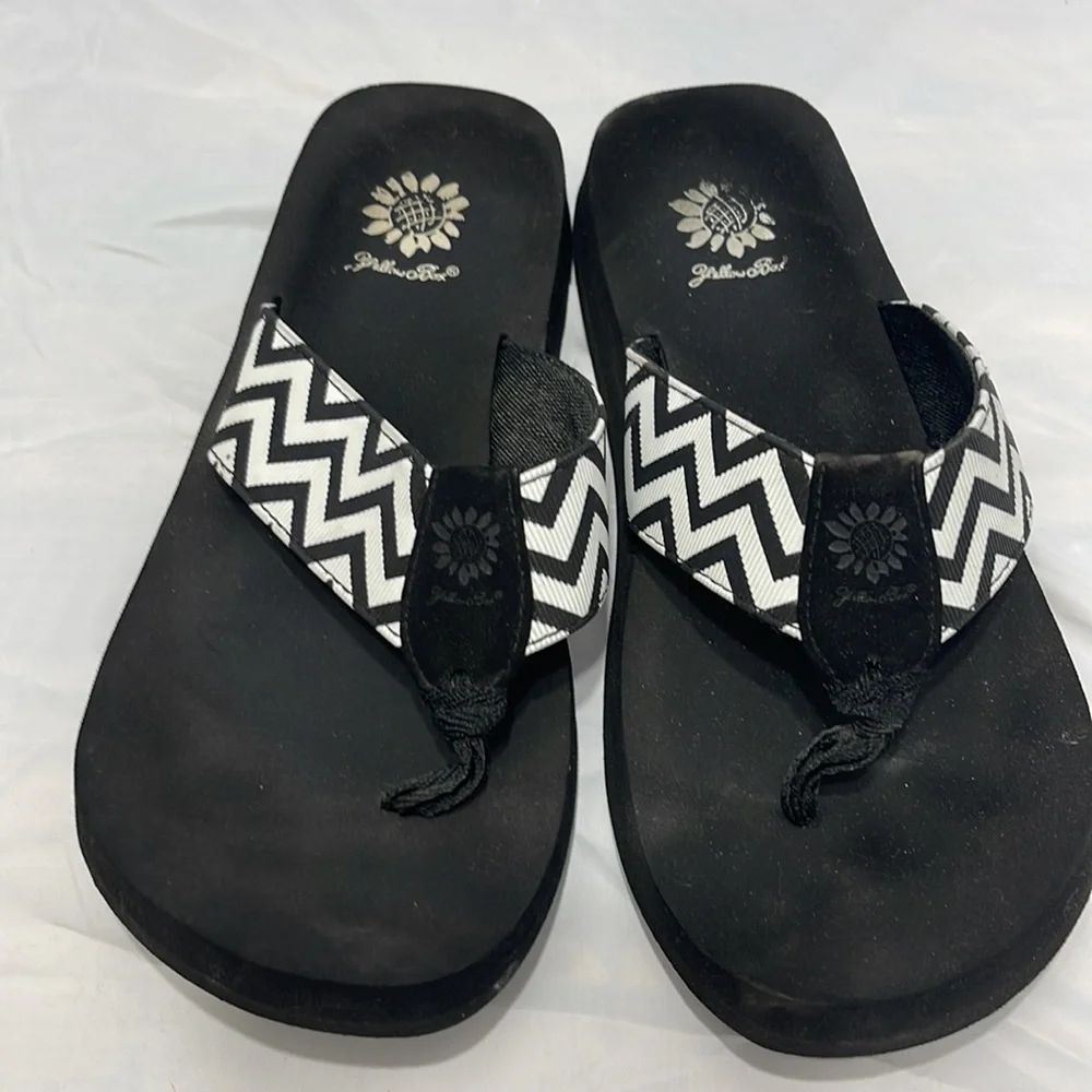 Yellow Box Yulina Black White Chevron Zig Zag Mellow Mat Flip Flop Sandals 8.5 - Picture 2 of 3